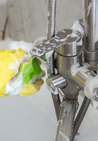 dreamstime_s_324613615 Cleaning a shower